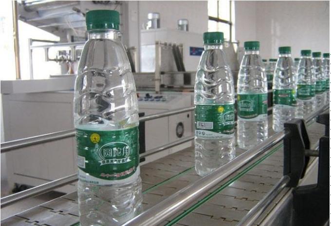 बोतलबंद जल परिवहन के लिए अनुकूलित बोतलबंद पेय स्वचालित कन्वेयर सिस्टम